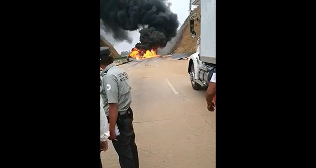 Cierran autopista México-Puebla por choque de tráiler y autobús