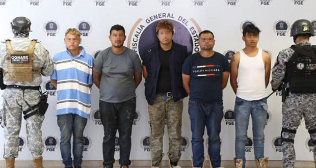 Detienen a 5 vinculados a asesinato de 20 en palenque de Michoacán