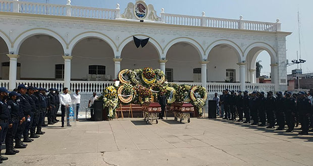 En Acatlán, rinden homenaje a director de policía asesinado