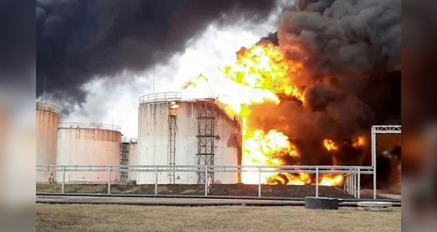 En medio de negociaciones, Ucrania ataca depósito de petróleo en Rusia