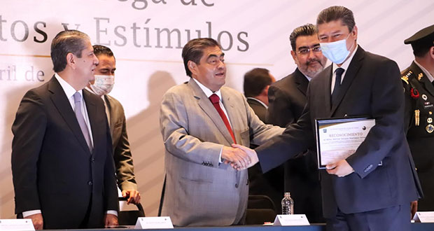 FGE de Puebla reconoce a 39 trabajadores por desempeño