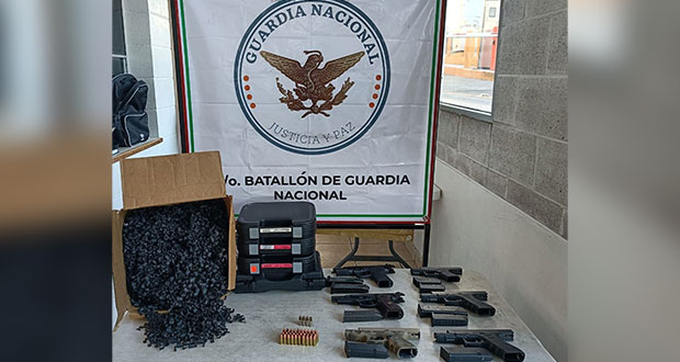 GN y Aduanas aseguran a 3 personas que entraban a México con armas