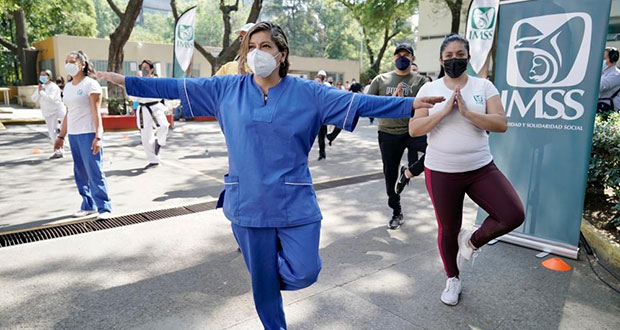 IMSS promueve la actividad física con clases de yoga y zumba