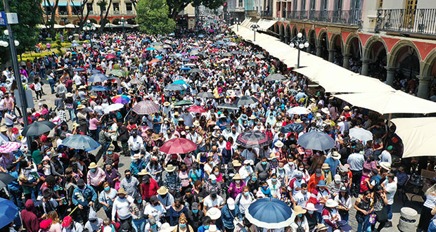 Poblanos piden salud en procesión de Viernes Santo; asisten 120 mil