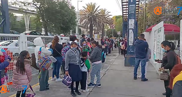 Por regreso al 100% a aulas, padres en Puebla gastan hasta $500 en útiles y zapatos