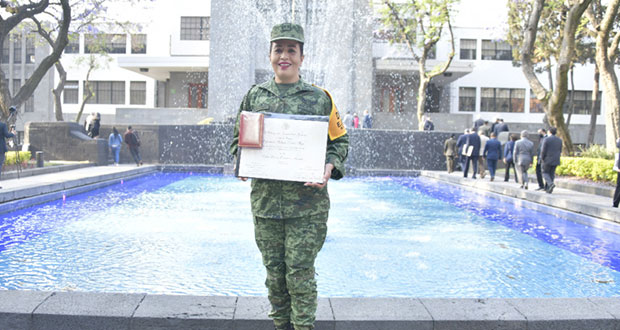 Premian a Eloísa, enfermera del Ejército, por 38 años de servicio