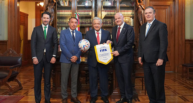 Presidente de la FIFA se reúne con AMLO en Palacio Nacional