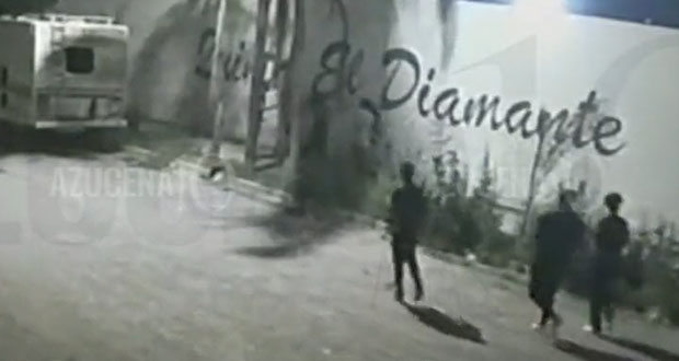 Videos muestran que Debanhi peló con sujeto y subió a taxi