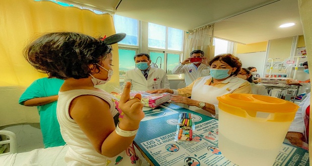 IMSS entrega juguetes a niños con cáncer en Puebla y seis estados