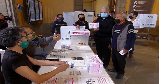 AMLO vota en primera consulta de revocación de mandato del país