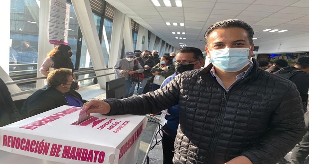 Damián Zepeda del PAN vota y dice creer en la revocación de mandato