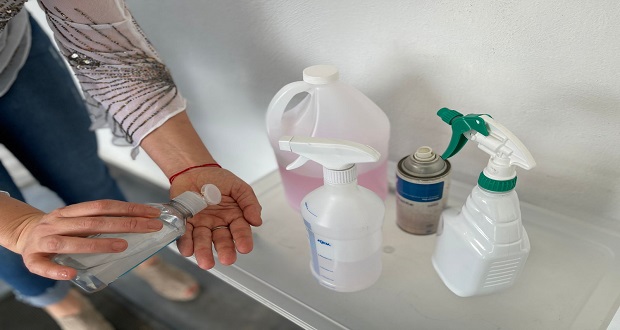 ¿Usas sanitizantes y desinfectantes? Ten cuidado, pueden dañar tu piel: IMSS