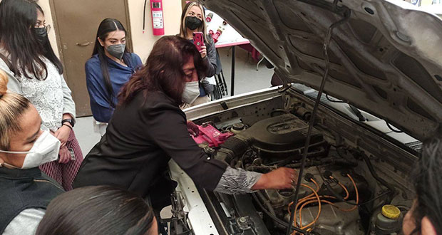 ¿Quieres aprender mecánica automotriz? Comuna da clases a mujeres