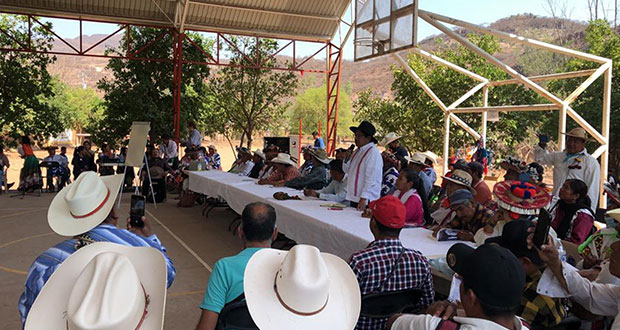 AMLO recibe a comunidad wixárika para atender problema agrario