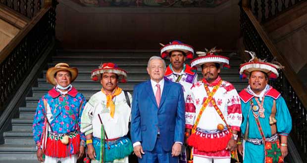 AMLO recibe a comunidad wixárika para atender problema agrario