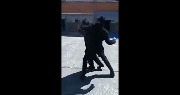 Alumno golpea en cabeza a compañero en colegio de Puebla: video