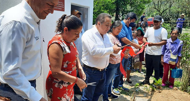 Ceaspue entrega cisternas de saneamiento a 50 familias en Huauchinango