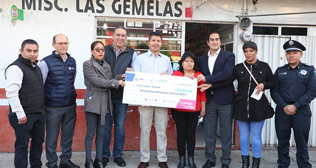 Comuna entrega primer cheque del programa "Créditos Contigo"