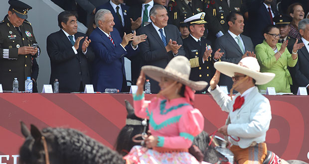 De pie y por primera vez, AMLO y Barbosa presencian desfile de 5 de Mayo
