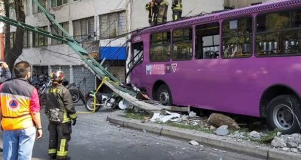 En CDMX, choque entre autobús y tres autos deja 17 lesionados
