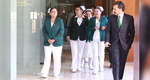 En su día, Zoé Robledo reconoce labor de enfermeras del IMSS