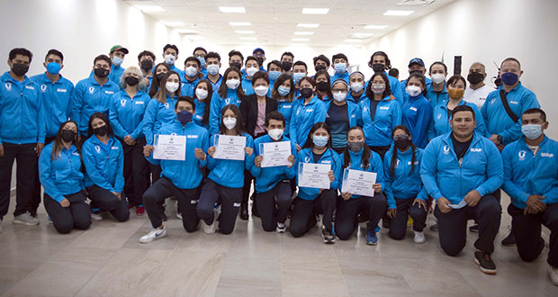 Entrega Cedillo becas a alumnos de BUAP que van a Universiada Nacional