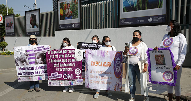 Exigen tipificar violencia vicaria en Puebla: papás separan a madres de sus hijos