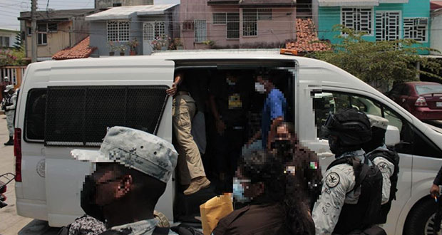 INM encuentra a 58 migrantes hacinados en dos viviendas de Tabasco