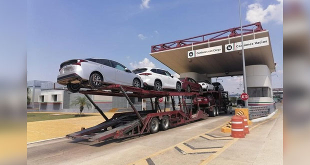 INM localiza a 6 migrantes escondidos en tráiler con autos nuevos