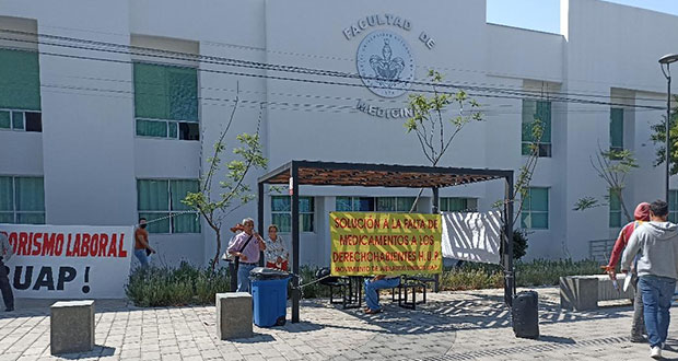 Jubilados de BUAP piden abasto de medicamentos; universidad acuerda reunión