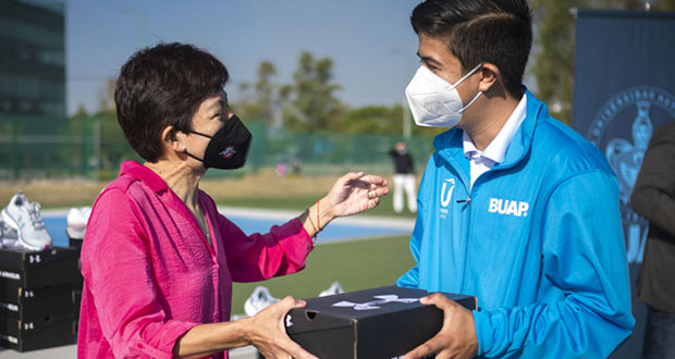 Lilia Cedillo entrega más de 250 pares de tenis a atletas de BUAP
