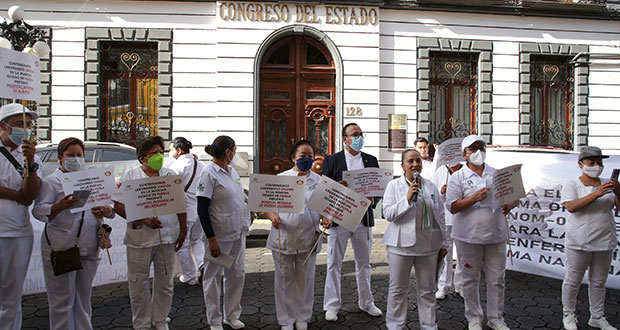 Mejores salarios, exigen enfermeras de Puebla en su día