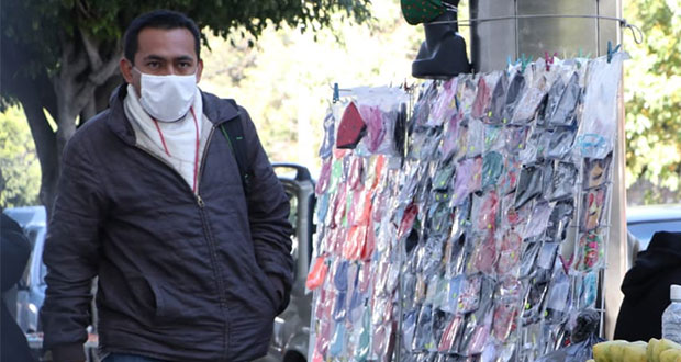Negocios en Puebla siguen vendiendo cubrebocas; “pandemia aún no termina”