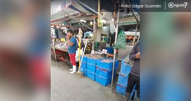 Pese a multas, pescaderías y franeleros ocupan vía pública en CH de Puebla