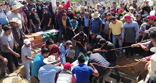 Sepultan a fallecidos de Coyomeapan; pobladores exigen justicia