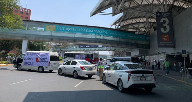 Gobierno federal revisará prohibición de taxis de aplicación en AICM