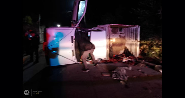 Tres lesionadas, por volcadura de camioneta en Xiutetelco