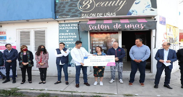 Ayuntamiento entrega créditos a 100 emprendedores poblanos