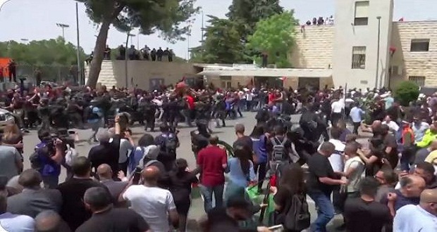 Policía israelí atacan a asistentes al funeral de periodista palestina