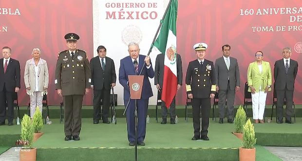 AMLO y Barbosa encabezan la jura de bandera previo al desfile del 5 de Mayo
