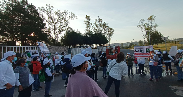 Jubilados de IMSS protestan en visita de AMLO, piden les paguen sus ahorros