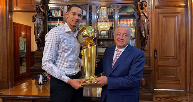 AMLO recibe en Palacio Nacional al basquetbolista Juan Toscano
