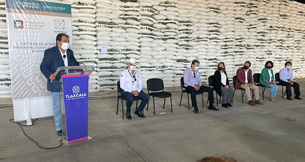 Agricultura entrega fertilizante gratuito a productores de Tlaxcala