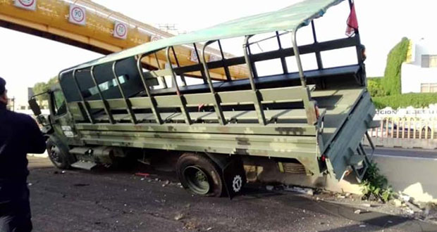 Camión de la Sedena choca con muro en la México-Puebla