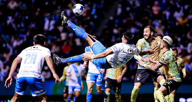 Chilena de “Memo” Martínez del Club Puebla, nominado a gol del año