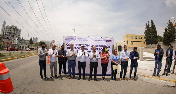 Construyen paso peatonal y reductor de velocidad en Municipio Libre