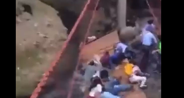 Edil de Cuernavaca reinaugura puente, se desploma y sale herido