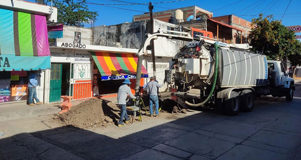 En Acatlán, desazolvan sistemas de alcantarillado y fosas sépticas