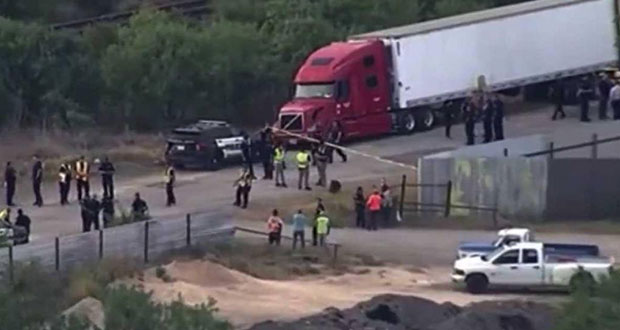 Tráiler donde murieron 51 migrantes pasó 2 aduanas en Texas sin ser detenido