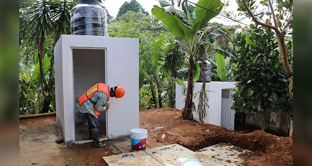 Entregan 20 sistemas de saneamiento para el agua en Hueytamalco